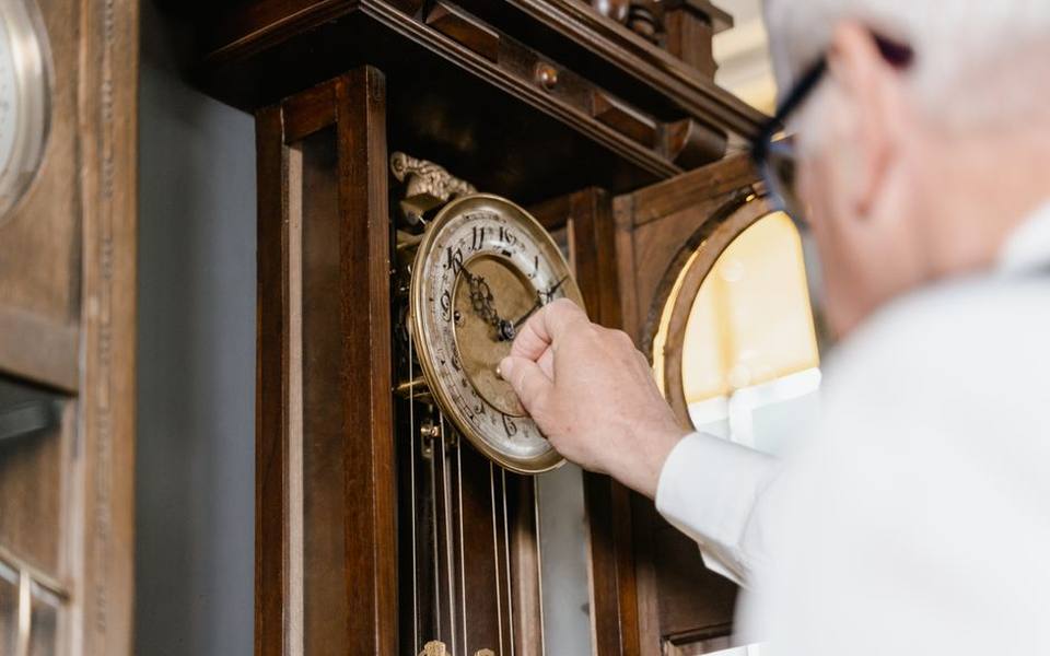 Why a Floor Clock Stops Running and How to Troubleshoot the Beat