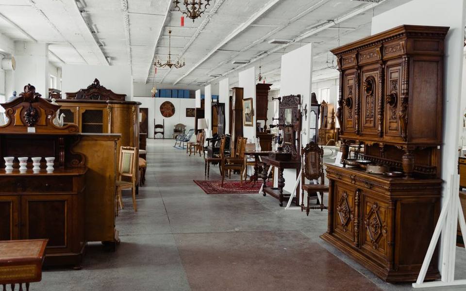 Sourcing Strategies Across Antique Malls and Estate Showrooms