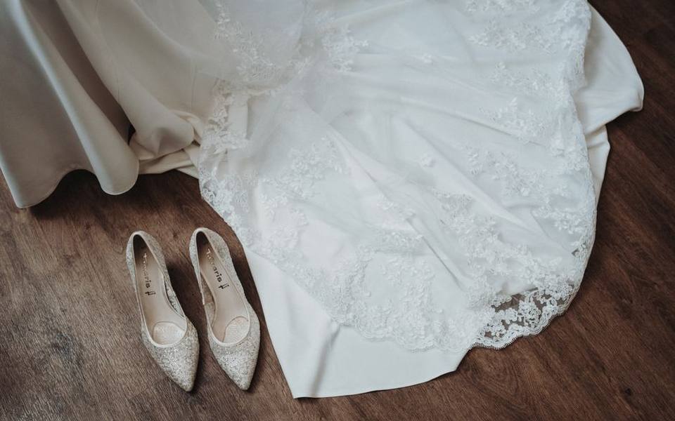 Evaluating Antique Lace and Bridal Details